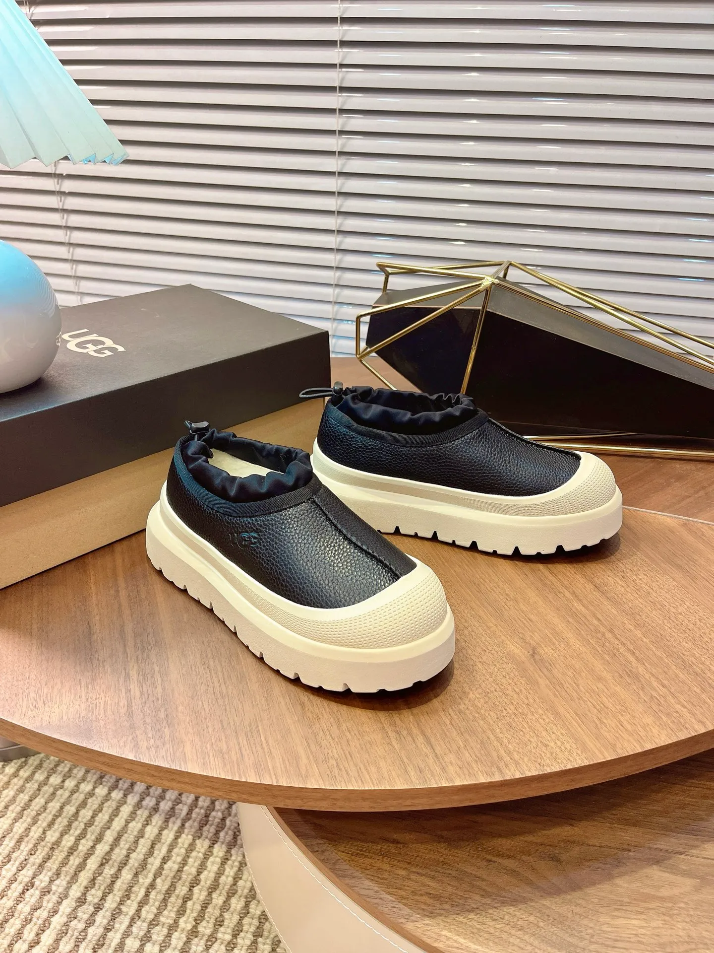 [UGG] P: 520💰 Couple shoes Size: 35-44 [Wang Yibo's same style] UGG2025 new winter style Tasman fashion shoes for men and women 1144096 Ugg new fur shoes for autumn and winter, snow boots, same style for men and women ~ Handsome slip-on, lazy shoes, super easy to put on and take off ~ Suede cowhide fabric ~The soles are molded from original soles, not cheap rubber foam, but made of modern material. The characteristics of this material are that it is light, wear-resistant and non-slip. The outsole has a clear logo imprint, which is comparable to that of a store~